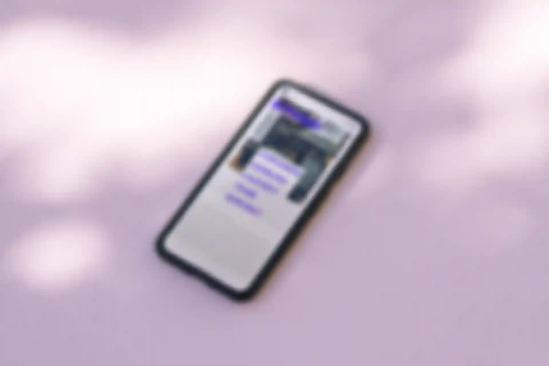 Vorläufige KITeGG-Website, die auf einem Smartphone geöffnet wird, das auf einem Tisch liegt.