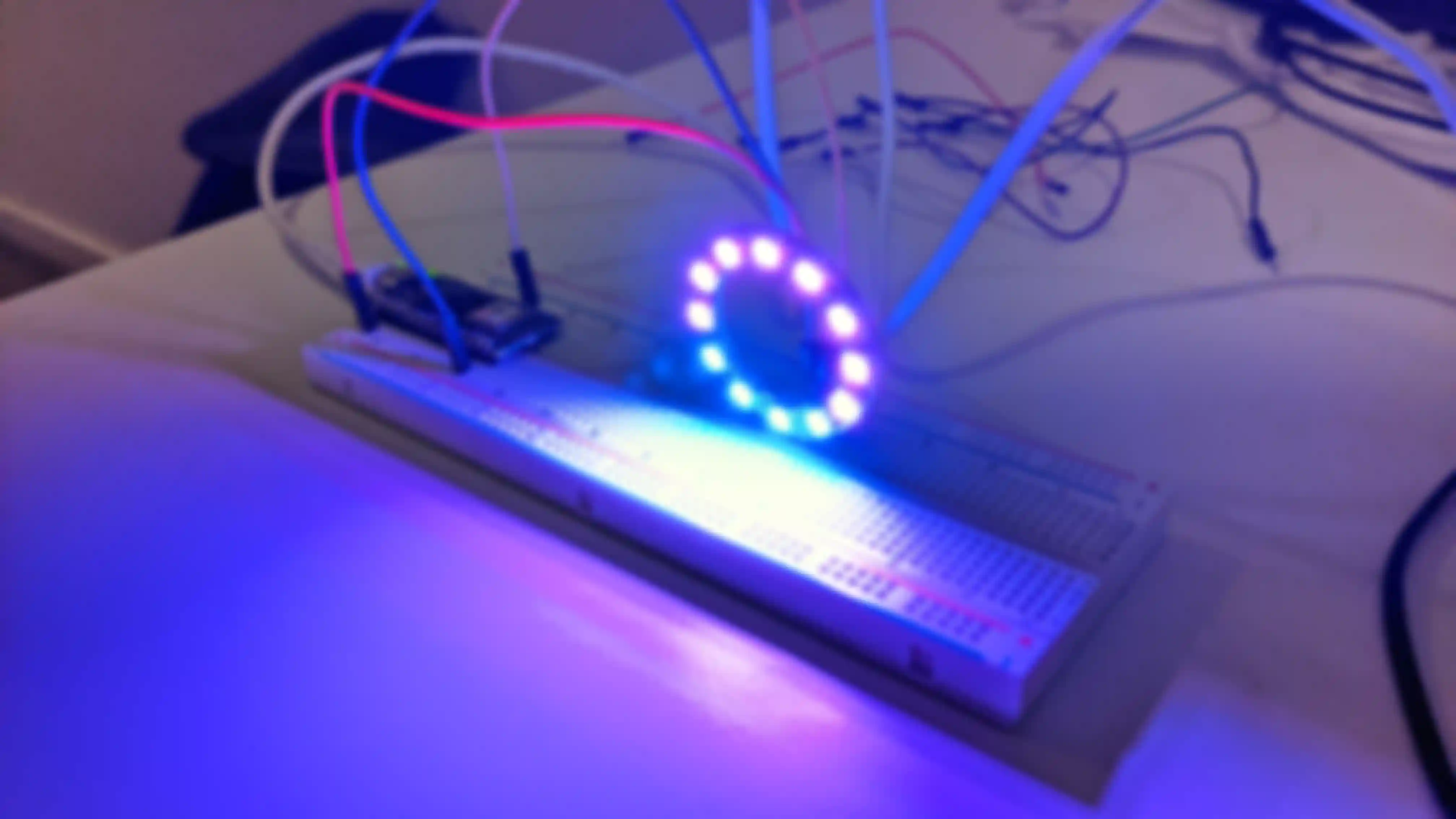 Einfacher Arduino-Prototyp mit einem leuchtenden LED-Ring.