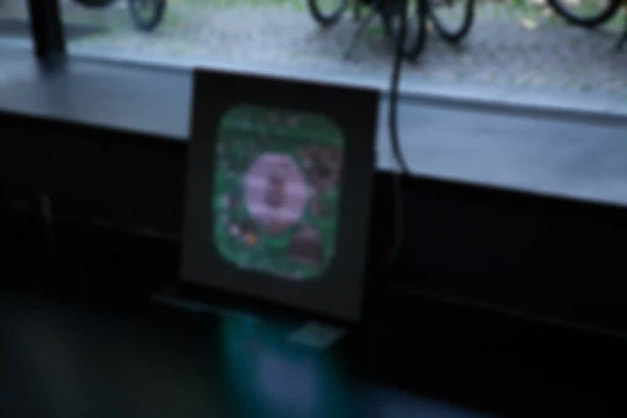 LED-Panel mit einer pixeligen Slideshow aller während des Projekts gekauften Temperatursensor-PCBs auf der Ausstellung „re-coding everyday technology“ in Mainz.