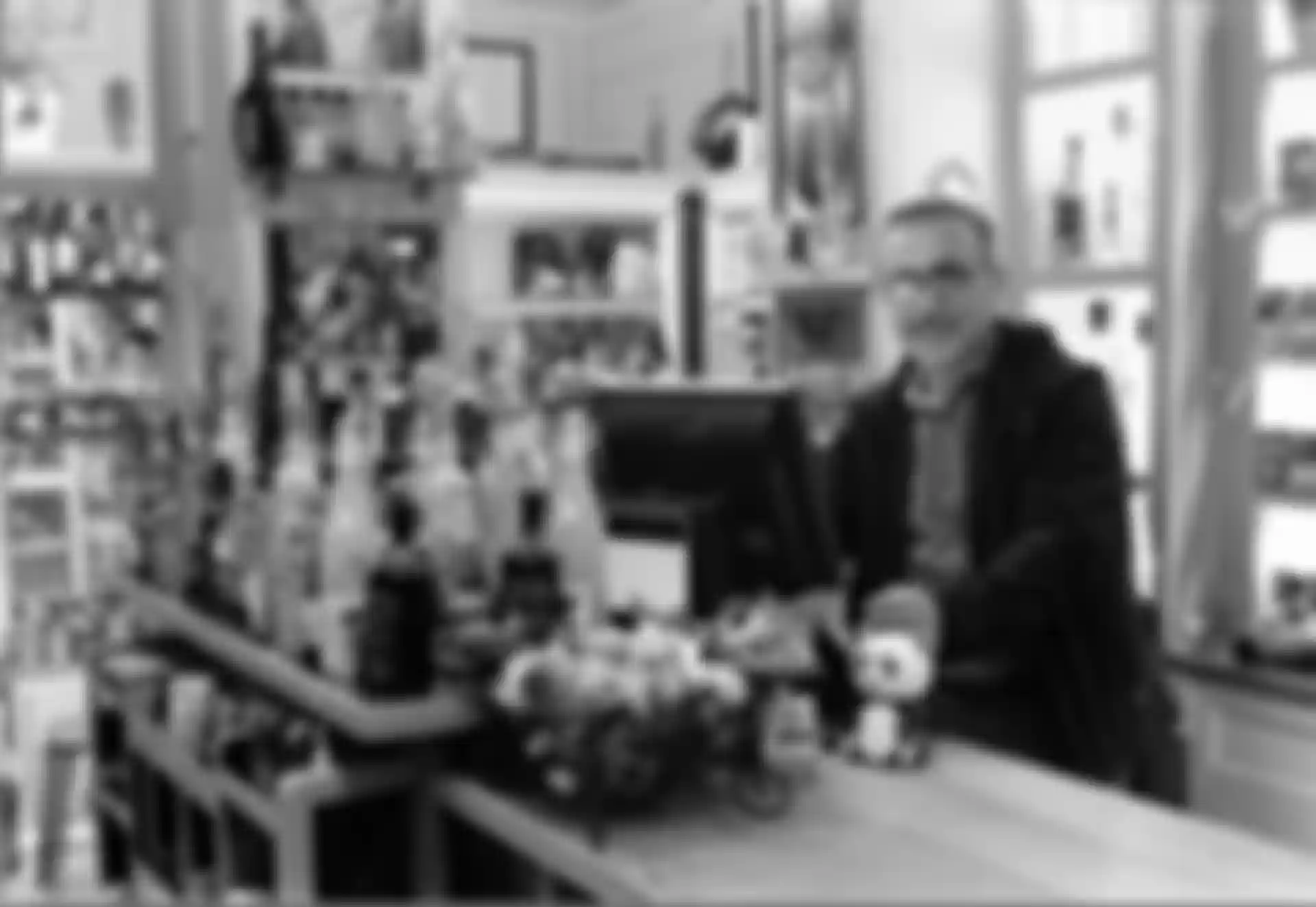 Der Kioskbesitzer hinter dem Tresen.