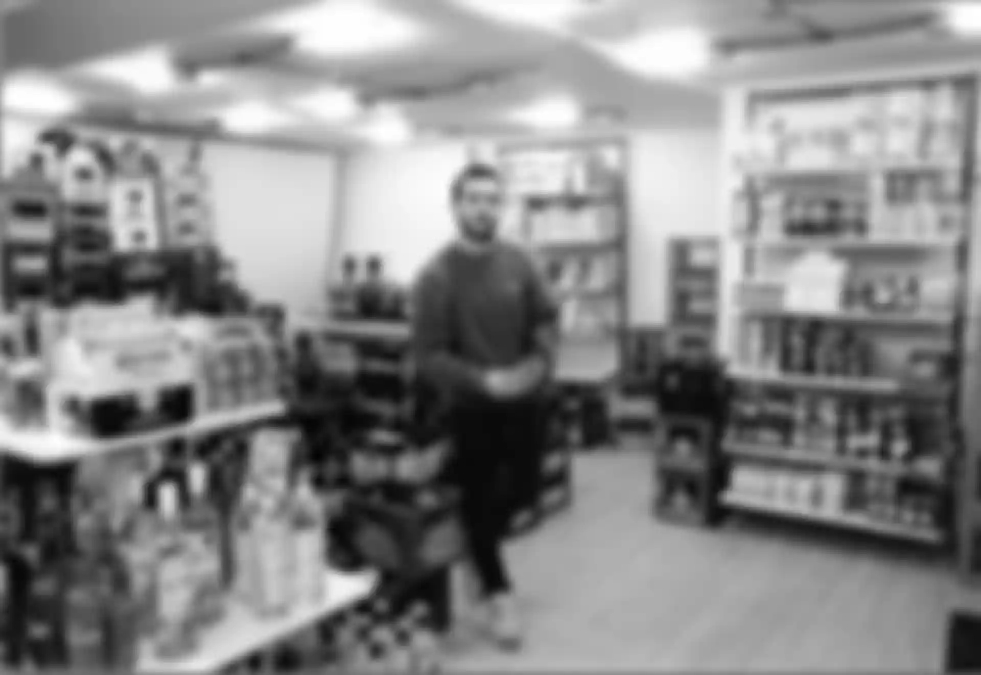 Der Kioskbesitzer mitten in seinem Laden.