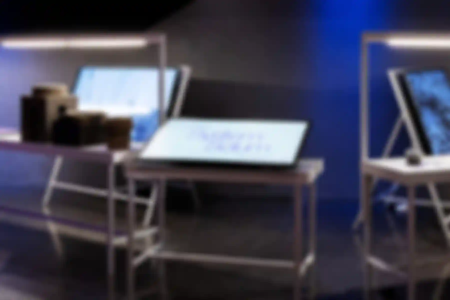 Eine Person interagiert mit dem System Solum-Interface auf einem großen Touchscreen während der BurgLabs Presents-Ausstellung im Futurium in Berlin.