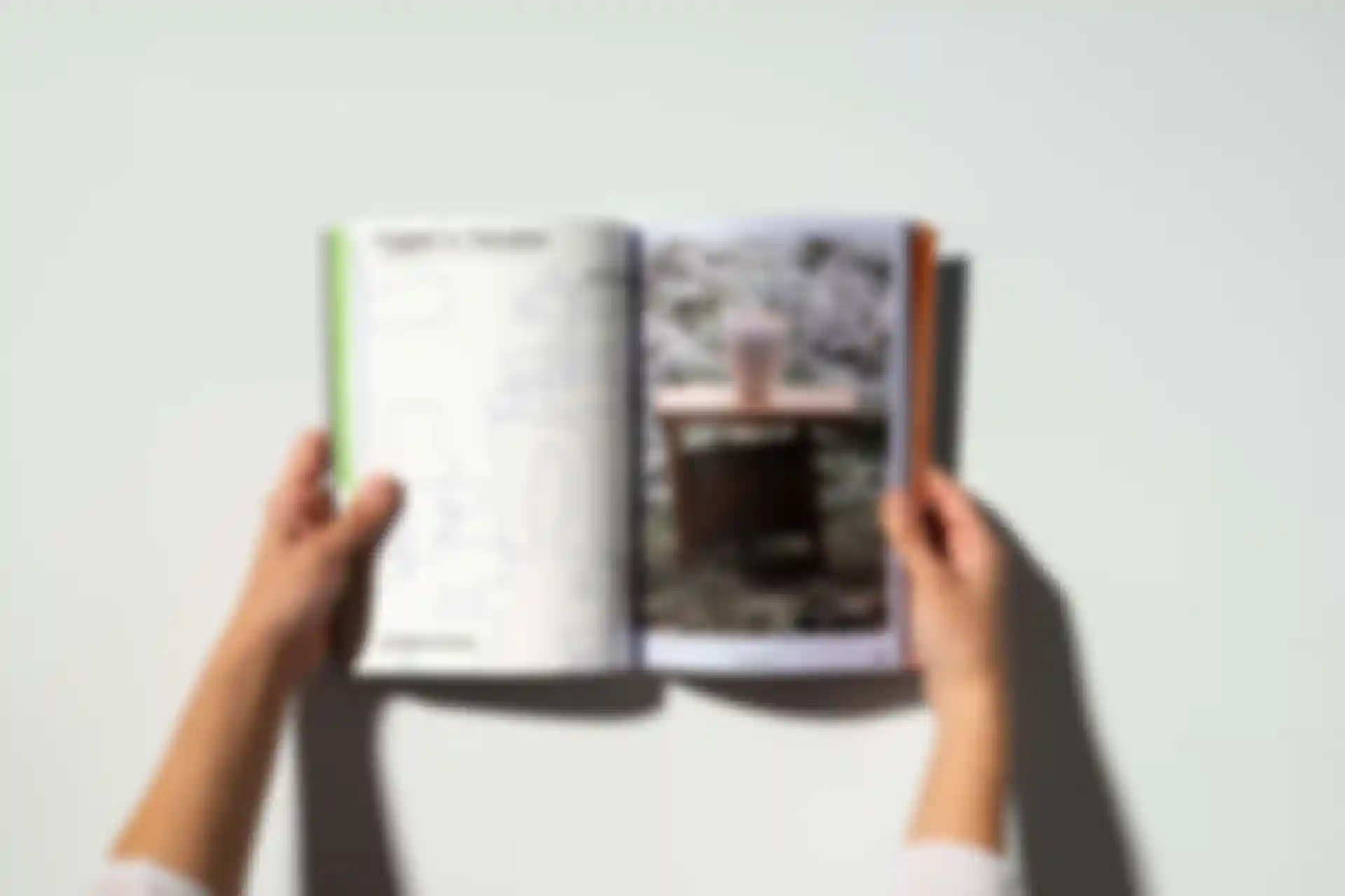 Band 1 von un/learn ai liegt offen auf einem Tisch.