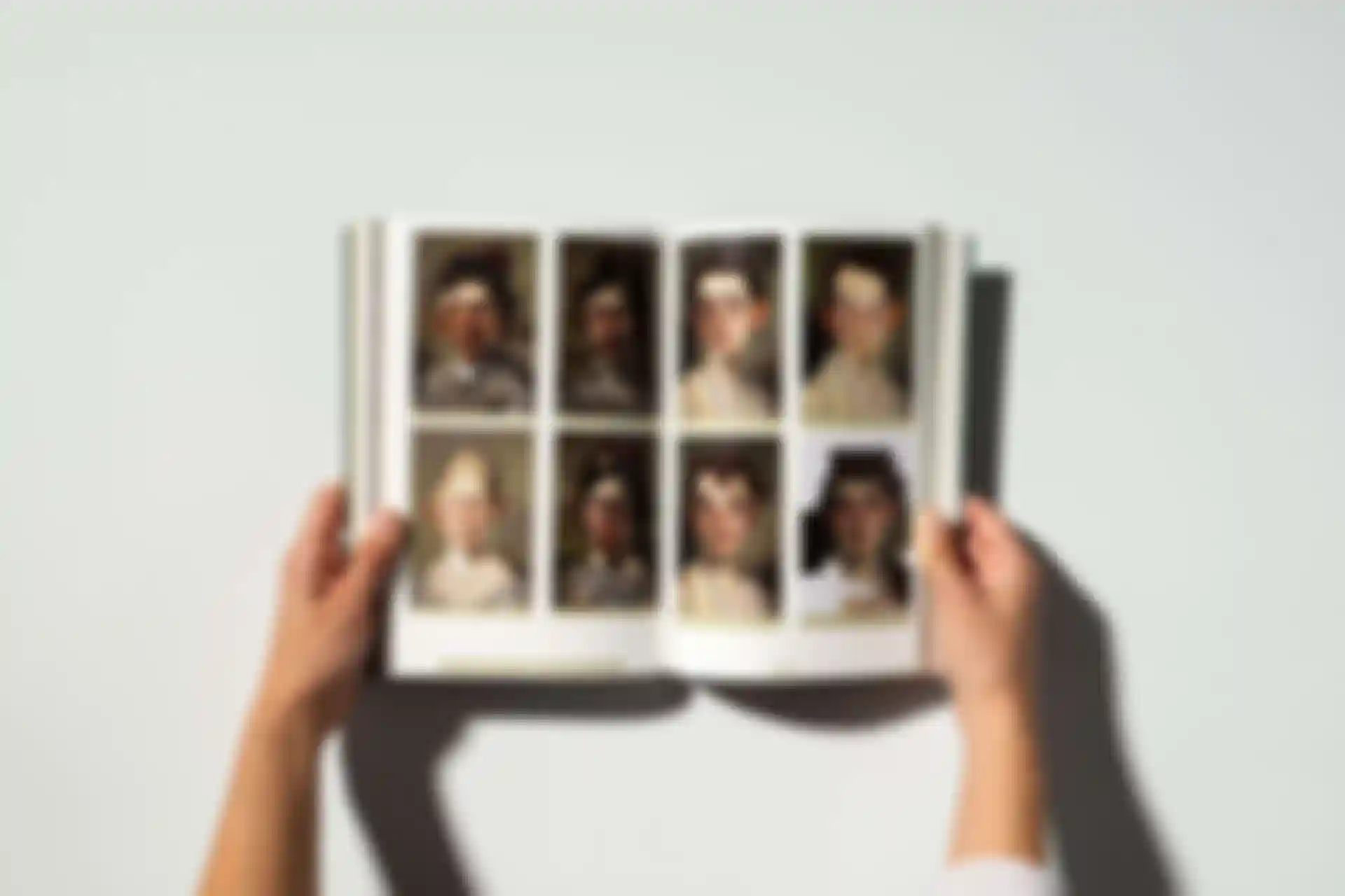 Band 3 von un/learn ai liegt offen auf einem Tisch.